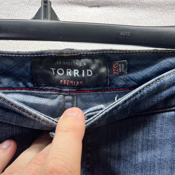 Torrid Trashed Distressed Boyfriend Jeans Womens 22W Xtra Short Cute Sexy 2468 - Picture 2 of 10
